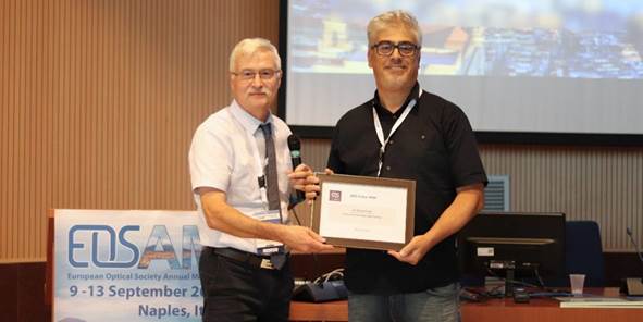 Foto da cerimónia da entrega do diploma de fellow da EOS ao colega Orlando Frazão no decurso da conferencia EOSAM2024 que teve lugar em setembro em Nápoles.